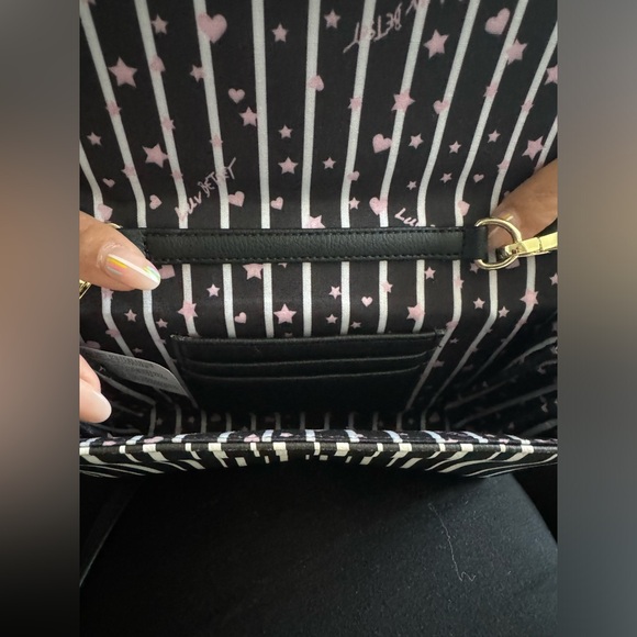 Beautiful new without tags Betsey Johnson crossbody! - Picture 4 of 4